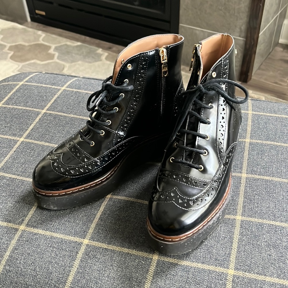 Moschino Love Moschino Chelsea boots with zipper. Wingtip design with wedge sole